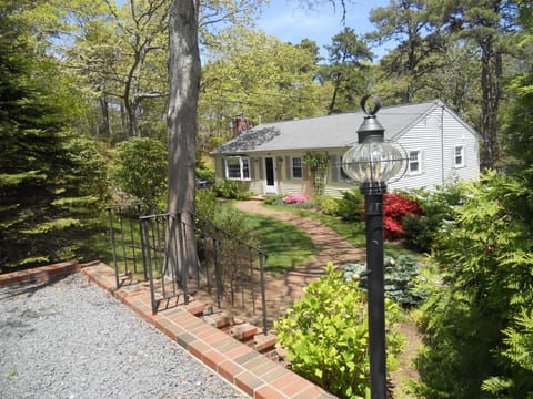 4 Bedrooms/sleeps 10...beautifully landscaped. Pool table, ping pong and sunroom