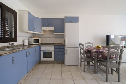 Private kitchen | Fridge, microwave, oven, stovetop