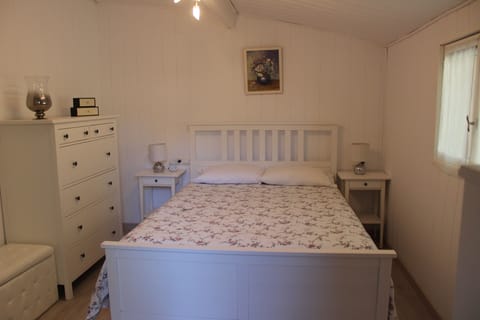 1 bedroom, iron/ironing board, cribs/infant beds, bed sheets