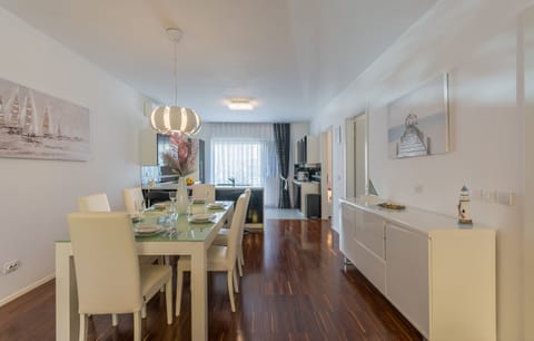 Spacious sunny dining room, 50 meters square. 2 air conditioner.