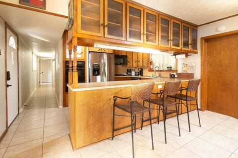 Large island for extra seating!