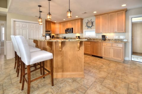 Large kitchen and breakfast bar sits four