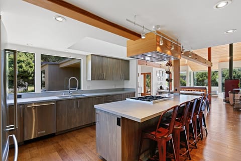 The island seats an audience of 5 on the other side of the range.