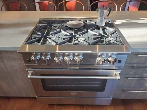 A 6 burner Blue Star cooking range sits center stage for the chef in you to show-off your magic.