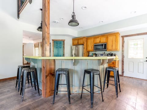 Seating for 5 around the bar