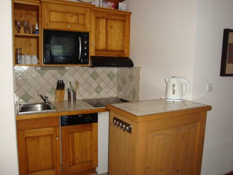 Fridge, microwave, dishwasher, coffee/tea maker