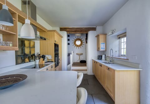 open plan lounge kitchen an dining counter