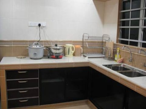 Dry kitchen with steamboat and rice cooker.