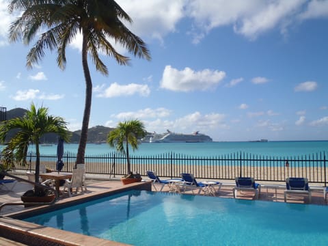 Outdoor pool, an infinity pool