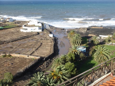 Beach nearby, sun loungers, beach towels