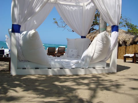 Beach nearby, sun loungers, beach towels