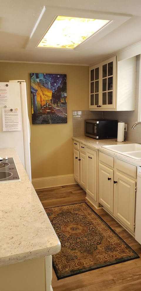 fully equipped kitchen 