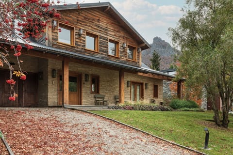 Entrance and front of the house
Entrada y Frente de la casa