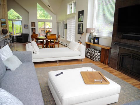 Beautifully remodeled Main Floor, Private Large Jacuzzi on back Porch facing Mt.