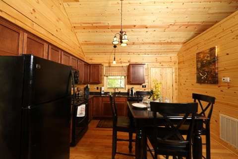 Dining area & kitchen