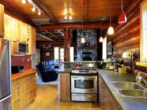 Kitchen with gas cooking stove & oven