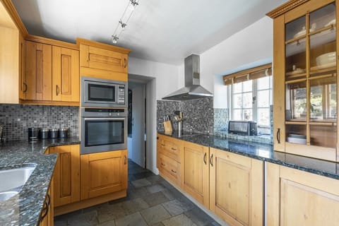 fully fitted kitchen