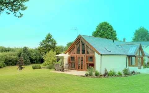 Beautiful cottage with excellent views overlooking rolling Devon countryside