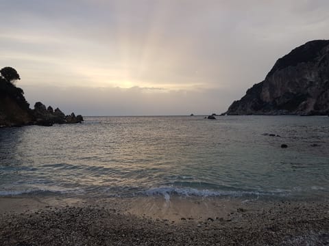 Beach nearby, sun loungers, beach towels