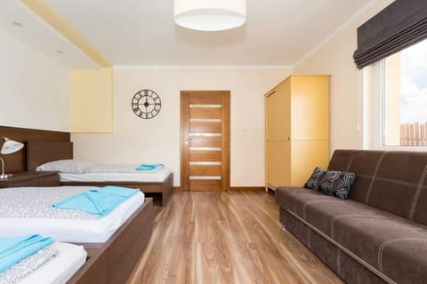 5 bedrooms, iron/ironing board, WiFi, bed sheets