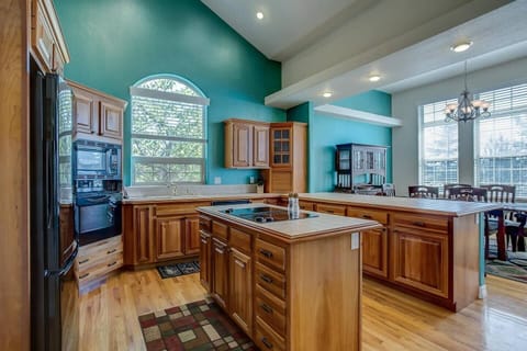 Large Fully Stocked Kitchen