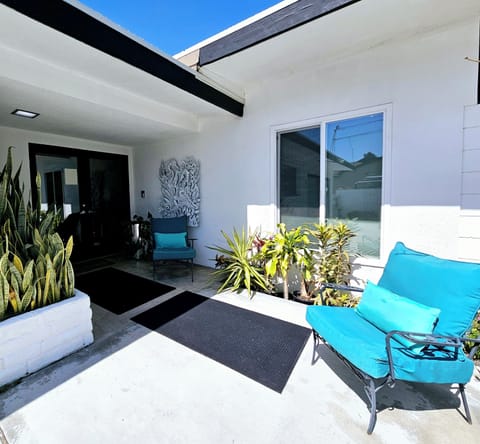 Easy access entrance, 1 level home no steps, elderly, handicapped accessible. 