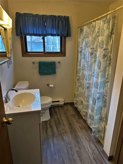 Combined shower/tub, hair dryer, towels