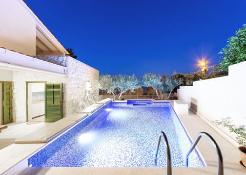 Villa Demer // Villa at night