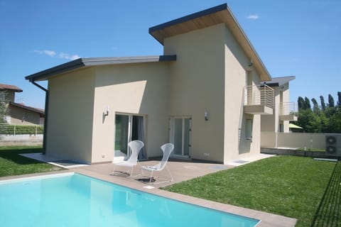 Panoramic exterior single villa with private garden and swimming pool