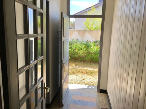 House 10 mn walk from the city center with shaded garden, olive trees.  House in Uzes