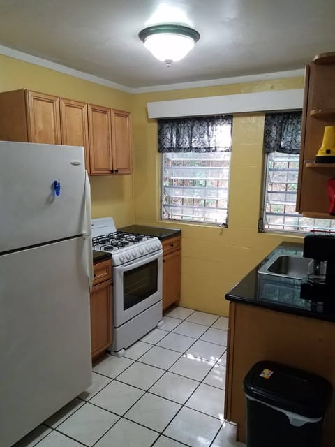 Full-size fridge, microwave, oven, stovetop