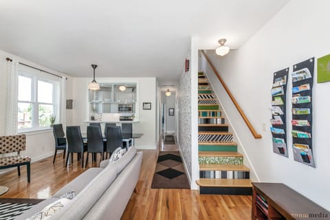 Plenty of space to come together, and also have privacy (highchair, boostertoys)