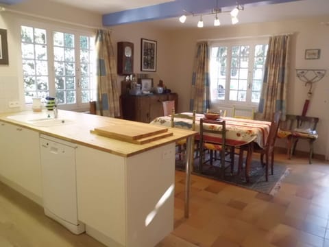 Open plan kitchen/dining area