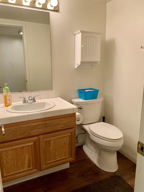 Combined shower/tub, towels, toilet paper