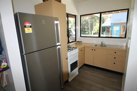 Full-size fridge, microwave, oven, coffee/tea maker