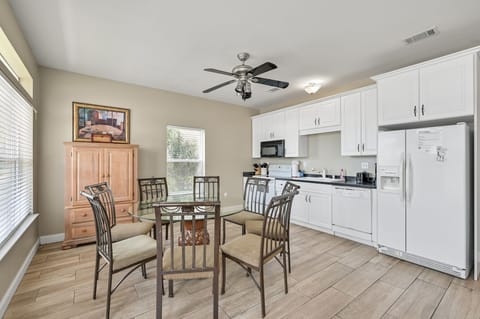 1st-floor dining area & kitchen
