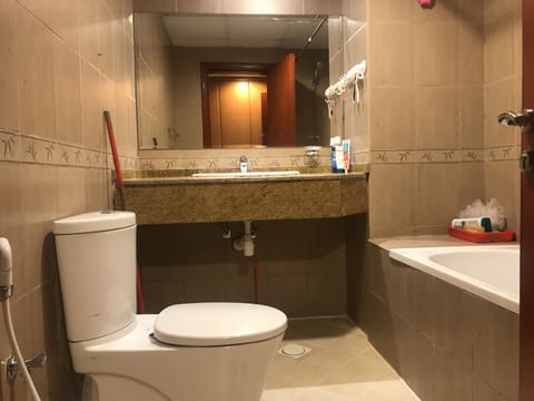 Combined shower/tub, towels