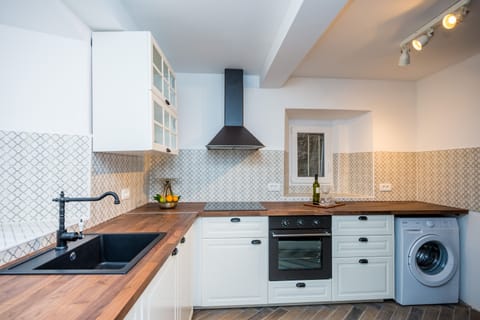 Fully equipped Kitchen, cooker, oven , the dishwashing machine, refrigerator,