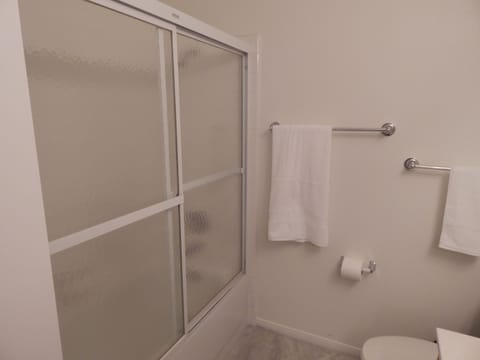 Combined shower/tub, hair dryer, towels, shampoo