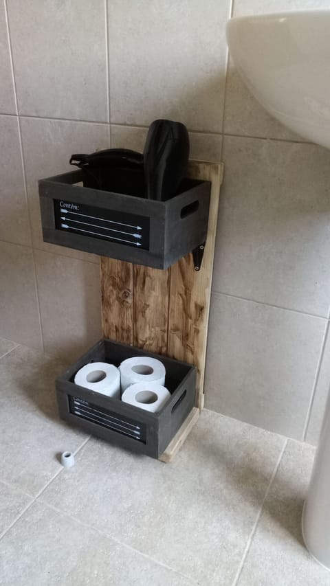 Combined shower/tub, hair dryer, bidet, towels