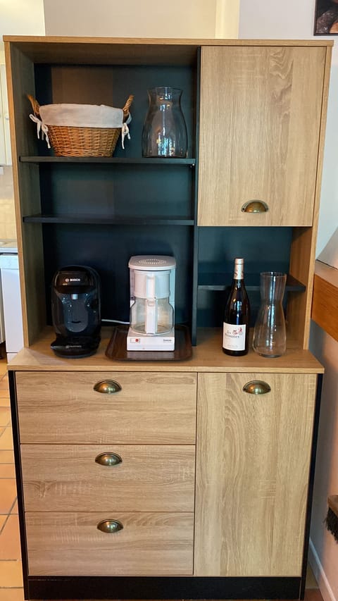 Buffet with filter coffee and Tassimo.
Machines à café à filtre et Tassimo.