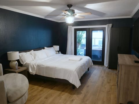 Master bedroom with king size memory foam mattress
