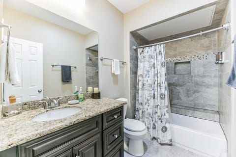 Combined shower/tub, hair dryer, towels