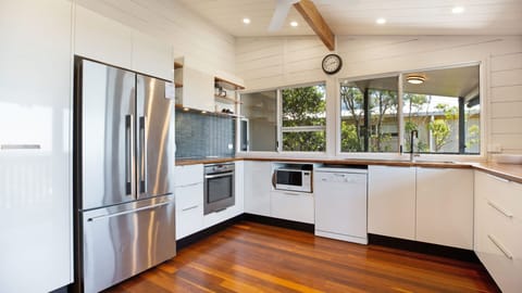 Fridge, oven, stovetop, coffee/tea maker