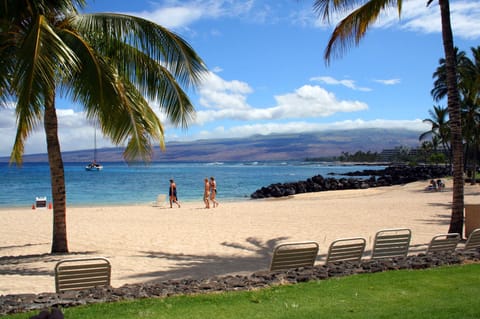 Beach nearby, sun loungers, beach towels