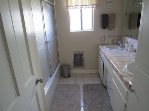 Combined shower/tub, hair dryer, towels