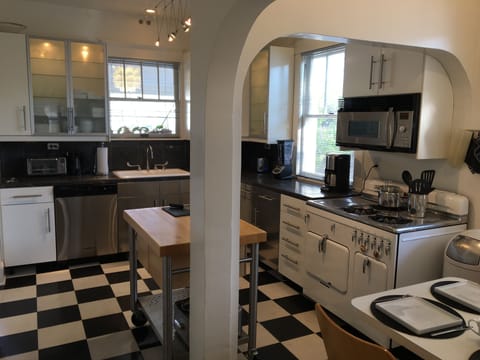 Fully equipped kitchen: toaster, toaster oven, microwave, Cuisinart, coffeemaker