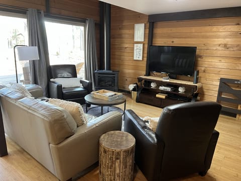 Great room w/SMART TV, leather sofa, & reclining leather chairs. Gas fireplace