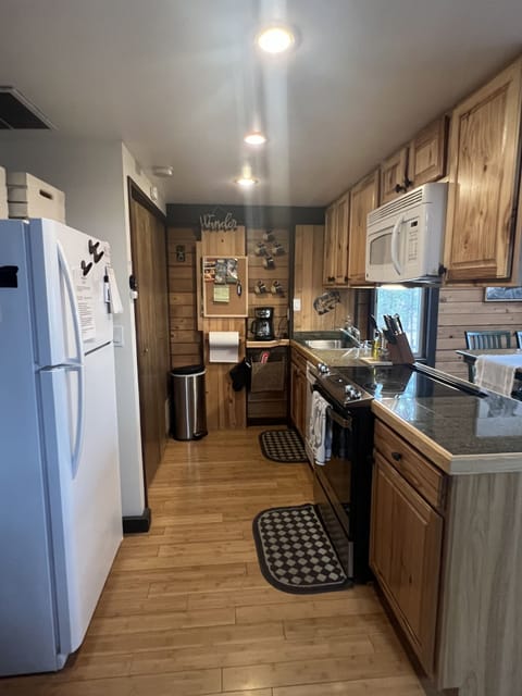 Fully equipped kitchen with new stainless steel stove & Circulon cookware