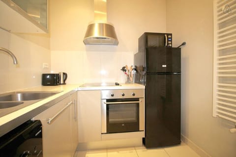 Microwave, oven, dishwasher, coffee/tea maker